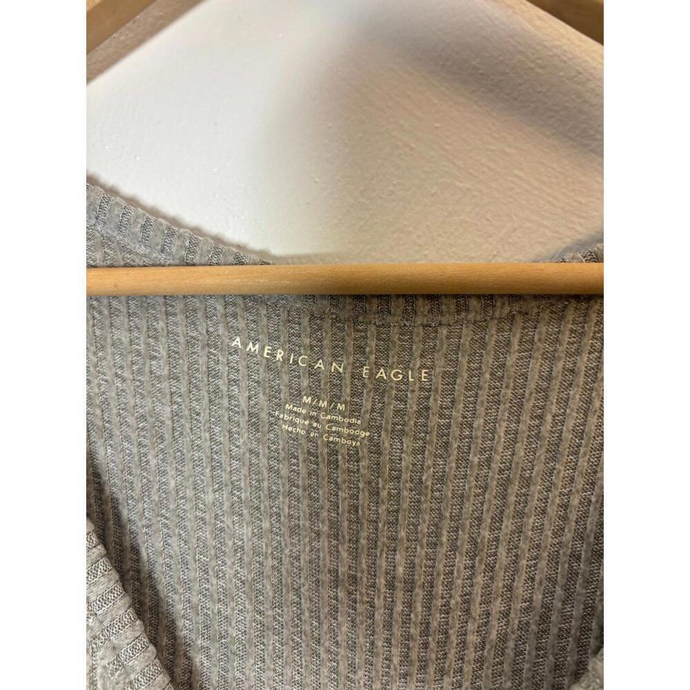 American Eagle Ribbed Soft V-Neck Long Sleeve Top Size Medium - Picture 6 of 7